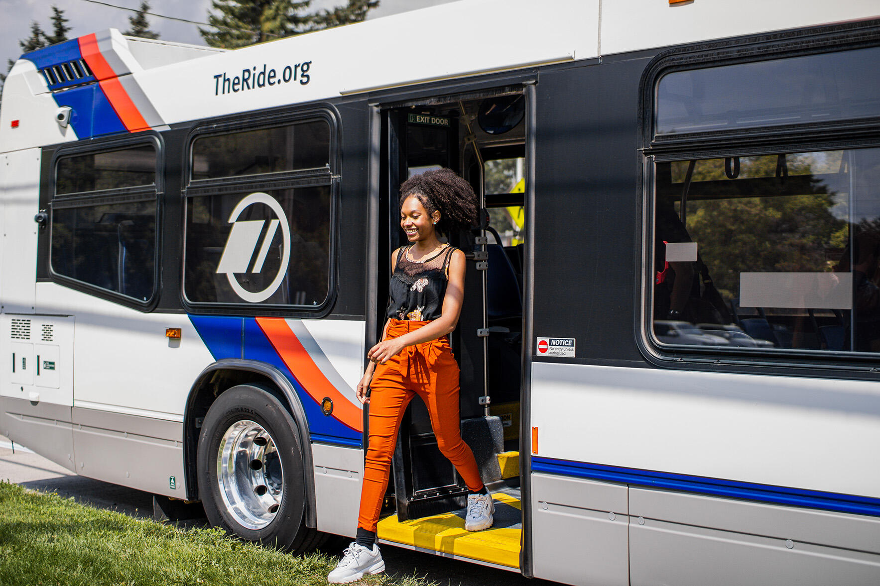 photo of rider exiting bus